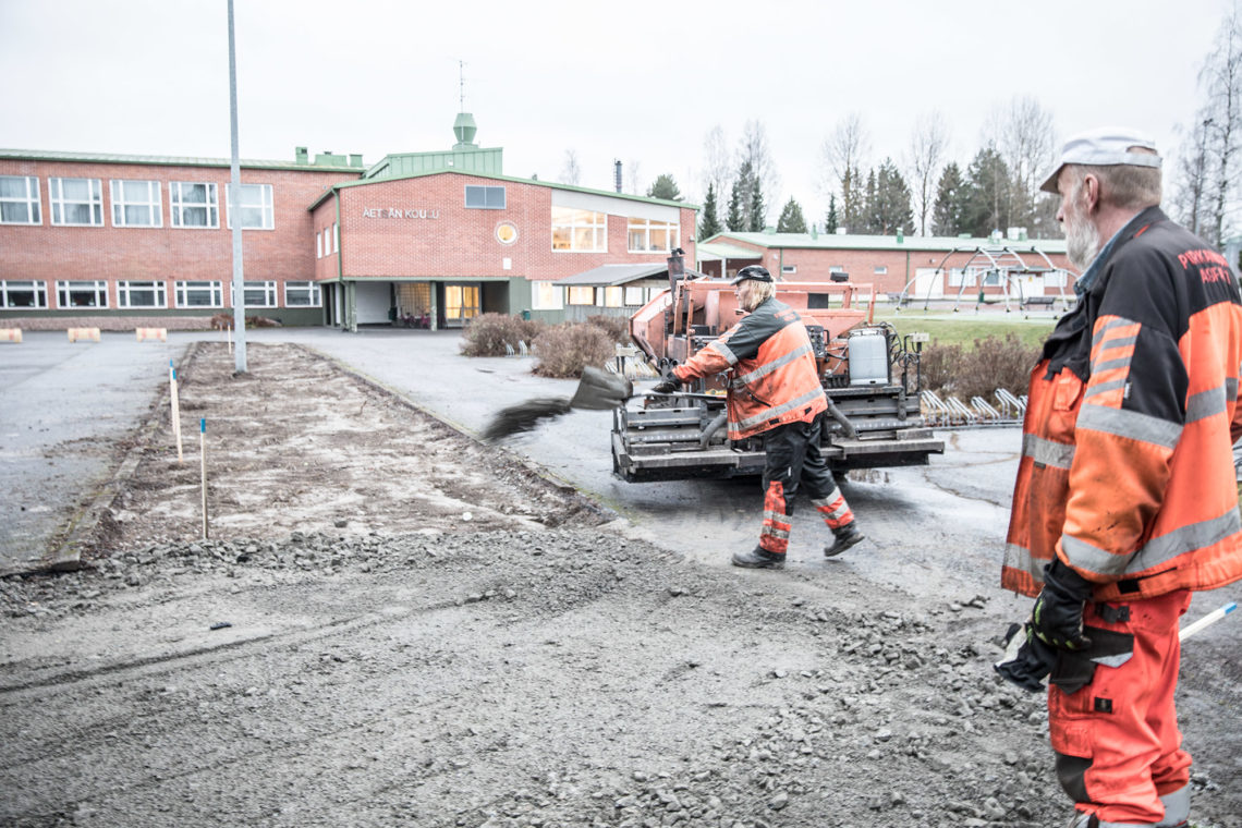 Äetsän koulun väliaikaisten koulurakennusten pohjaksi tarvitaan asfalttia. Soraa lapioi Hari Virta ja työn tulosta arvioi Pirkanmaan Asfaltin yrittäjä Jukka Irri.