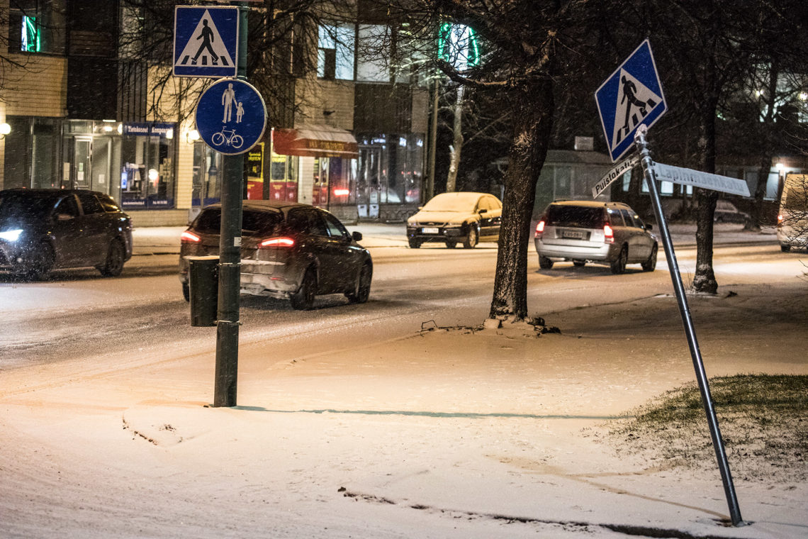 Kolmatta kertaa tänä syksynä nurin oleva liikennemerkki.