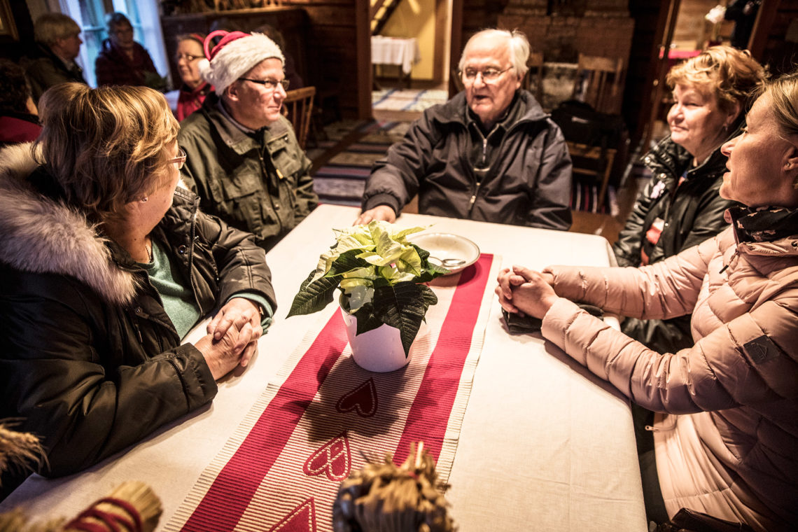 Maila Sianoja-de Ruzza, Tuomolan tilan isäntä Tauno Virtanen, Tauno Tuominen, Anja Sianoja ja Outi Viikari vaihtoivat kuulumisia Tuomolan tilan 1890-luvulla rakennetussa pirtissä. Vanha rakennus oli houkuttellut 200 ihmistä jo kolmen jälkeen iltapäivällä, vaikka jäistä Ekojärventietä oli taivallettava seitsemän kilometriä perille päästäkseen.