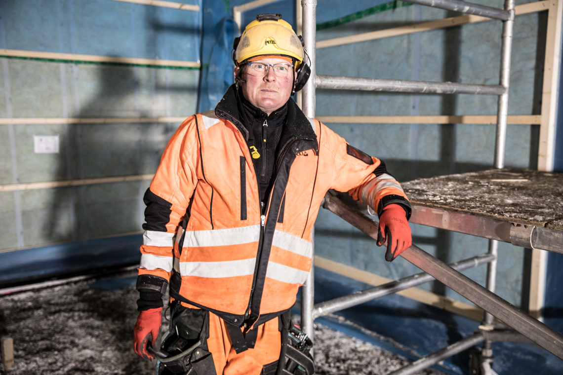 Oskari Setälä tekee työporukkansa kanssa vuodessa 25–30 omakotitaloa ja kehuu työnsä tuovan takuuvarman unen. Ainut murhe alalla on se, että uusia tulijoita alalle ei ole.