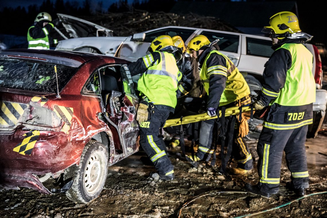 Kun Mazdan matkustajan puoleinen ovi saatiin auki, oli isokokoinen uhri saatava ulos autosta ilman, että hänelle aiheutuisi lisävammoja.