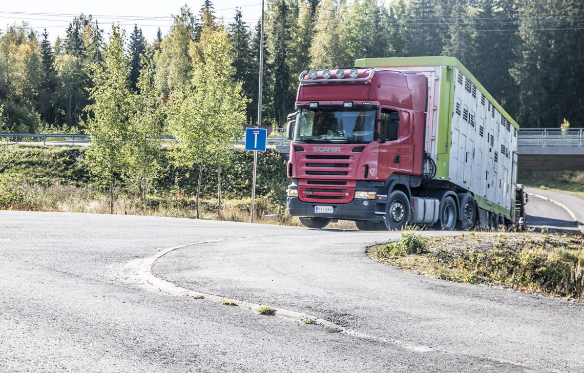 Sulan maan aikaan rekka nousee risteykseen. Mutta miten käy, kun on liukasta ja rekka yhtä kokoluokkaa tätä suurempi?