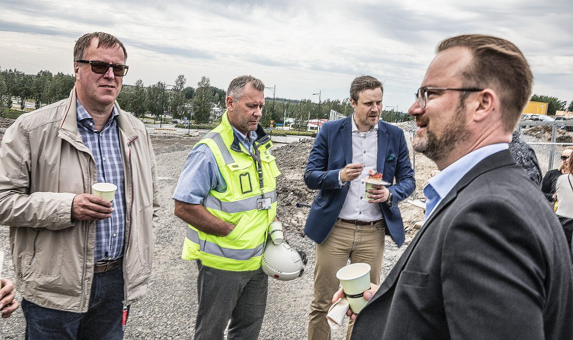 Pirkanmaan osuuskaupan toimitusjohtaja Timo Mäki-Ullakko, YIT:n yksikönjohtaja Janne Korja, toimialajohtaja Ville Jylhä Pirkanmaan osuuskaupasta ja Sastamalan kaupunginjohtaja Jarkko Malmberg Prisman tontilla.