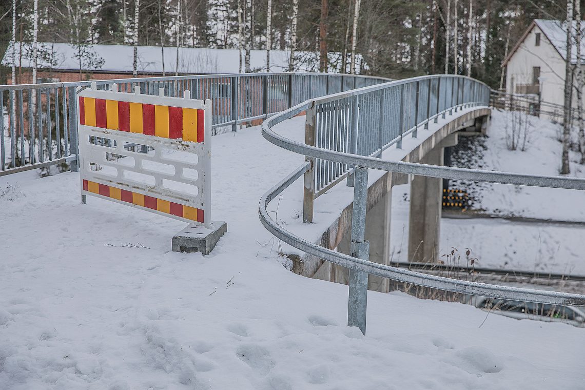 Silta on poissa käytöstä määräämättömän ajan.